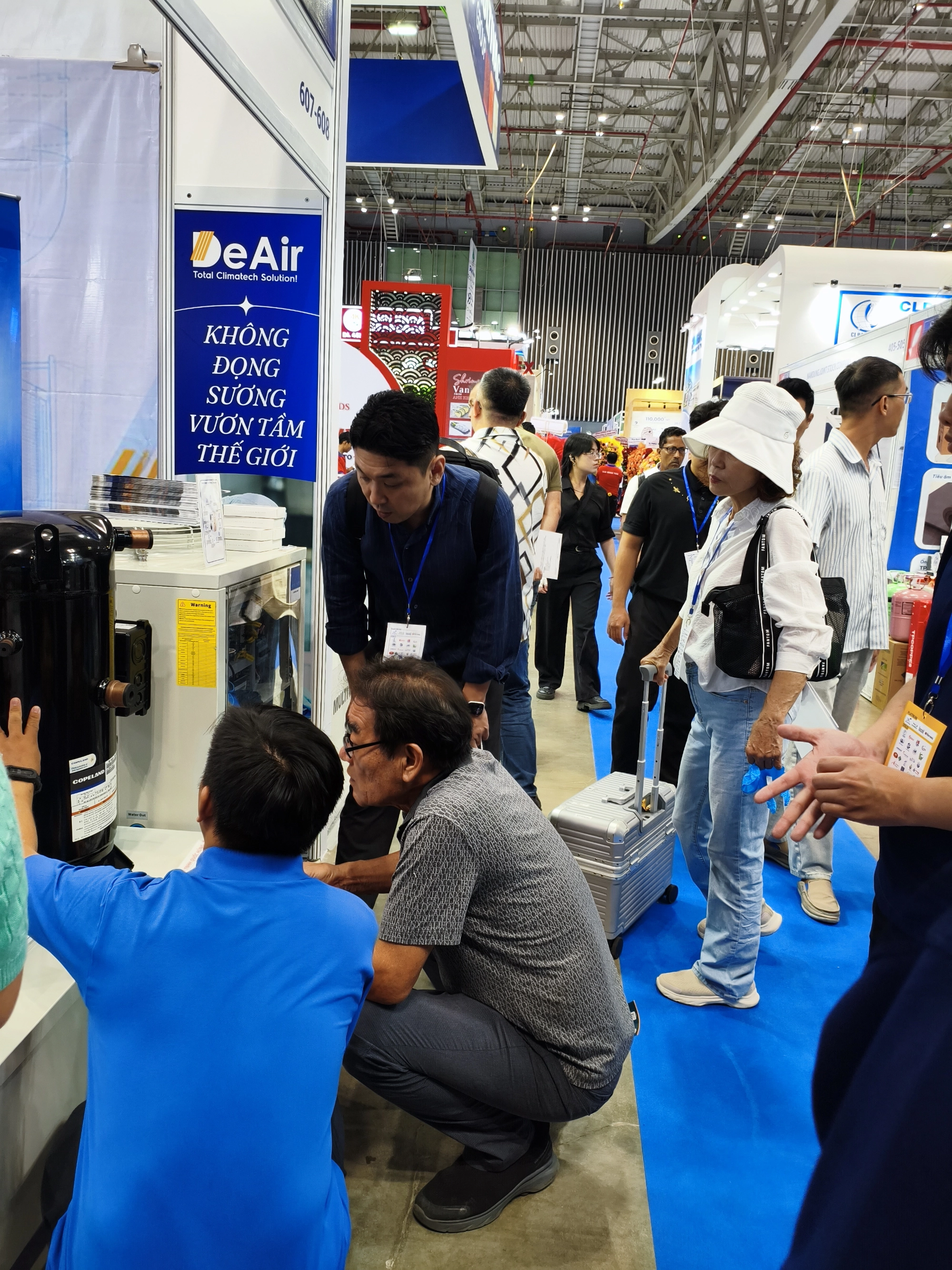 Không gian giao lưu sôi nổi tại booth DeAir