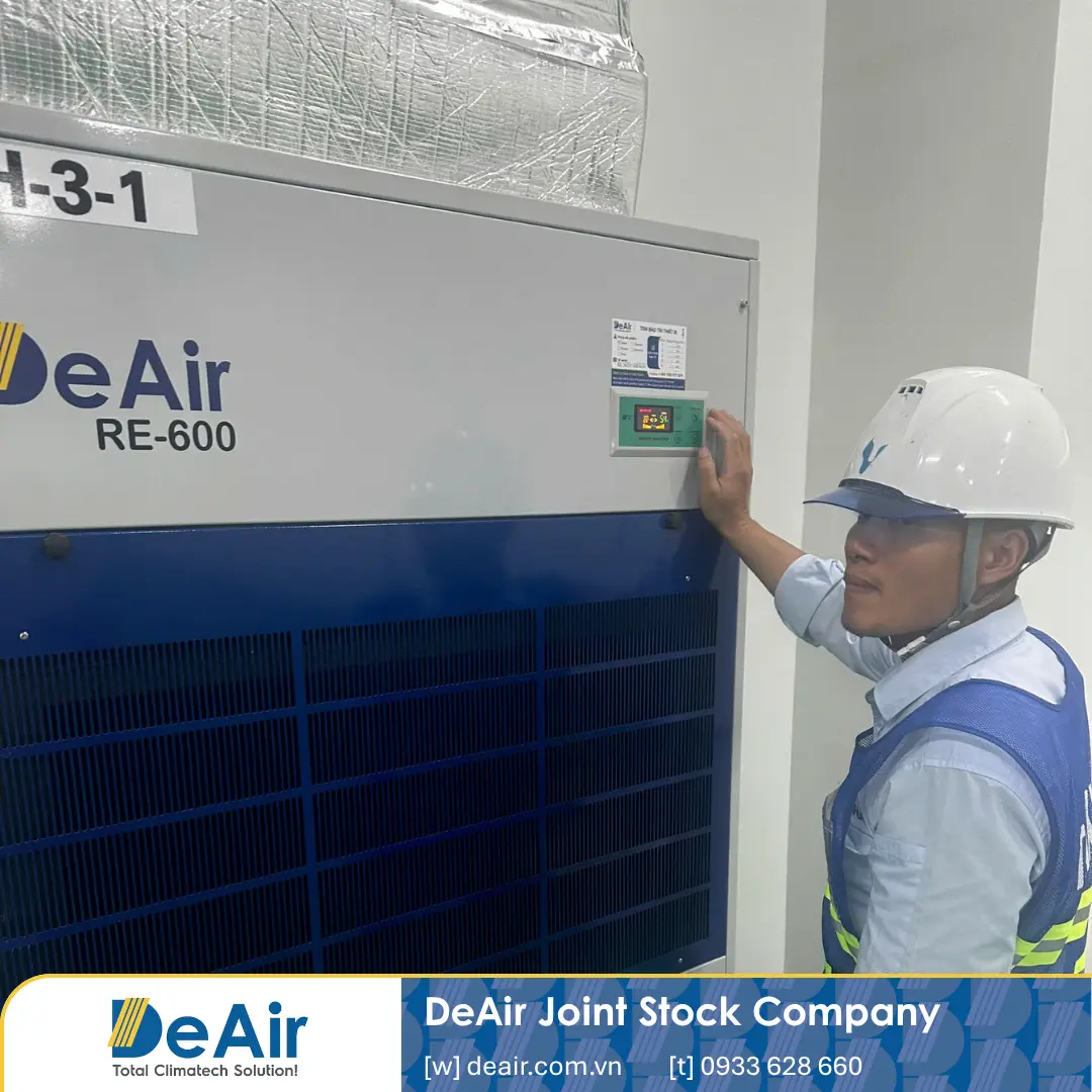 Kỹ sư đang vận hành máy hút ẩm công nghiệp DeAir.RE-600
