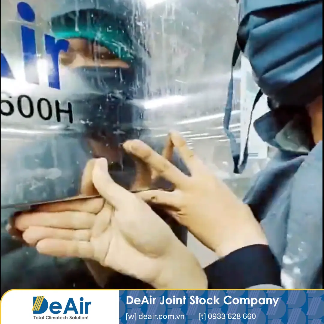 Kỹ sư DeAir đang đưa máy hút ẩm DeAir.RE-600H inox vào vị trí