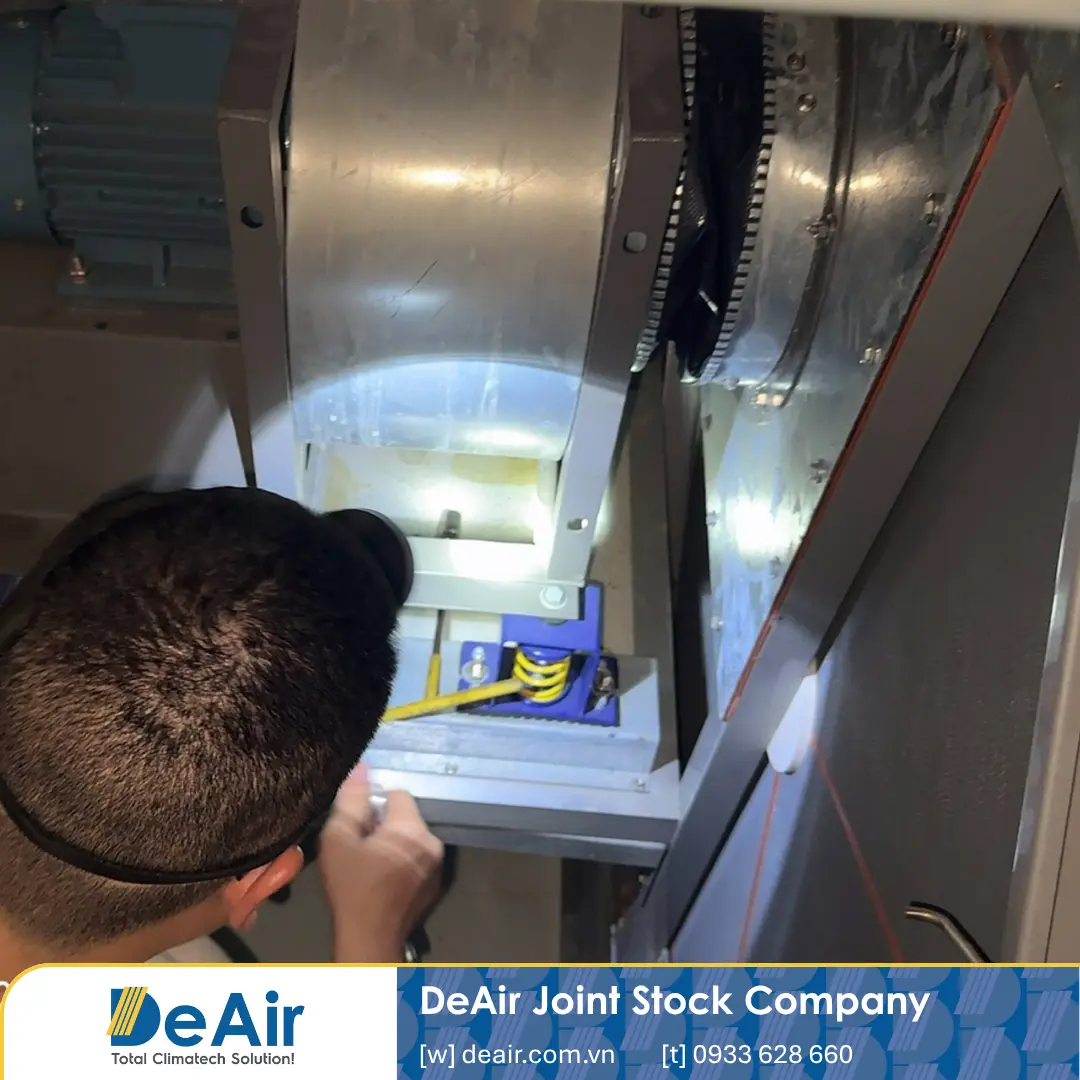 DeAir engineer performing the desiccant rotor replacement