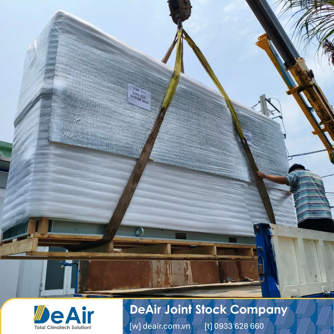 Cẩu máy hút ẩm DeAir RE-2400H lên xe tải vận chuyển