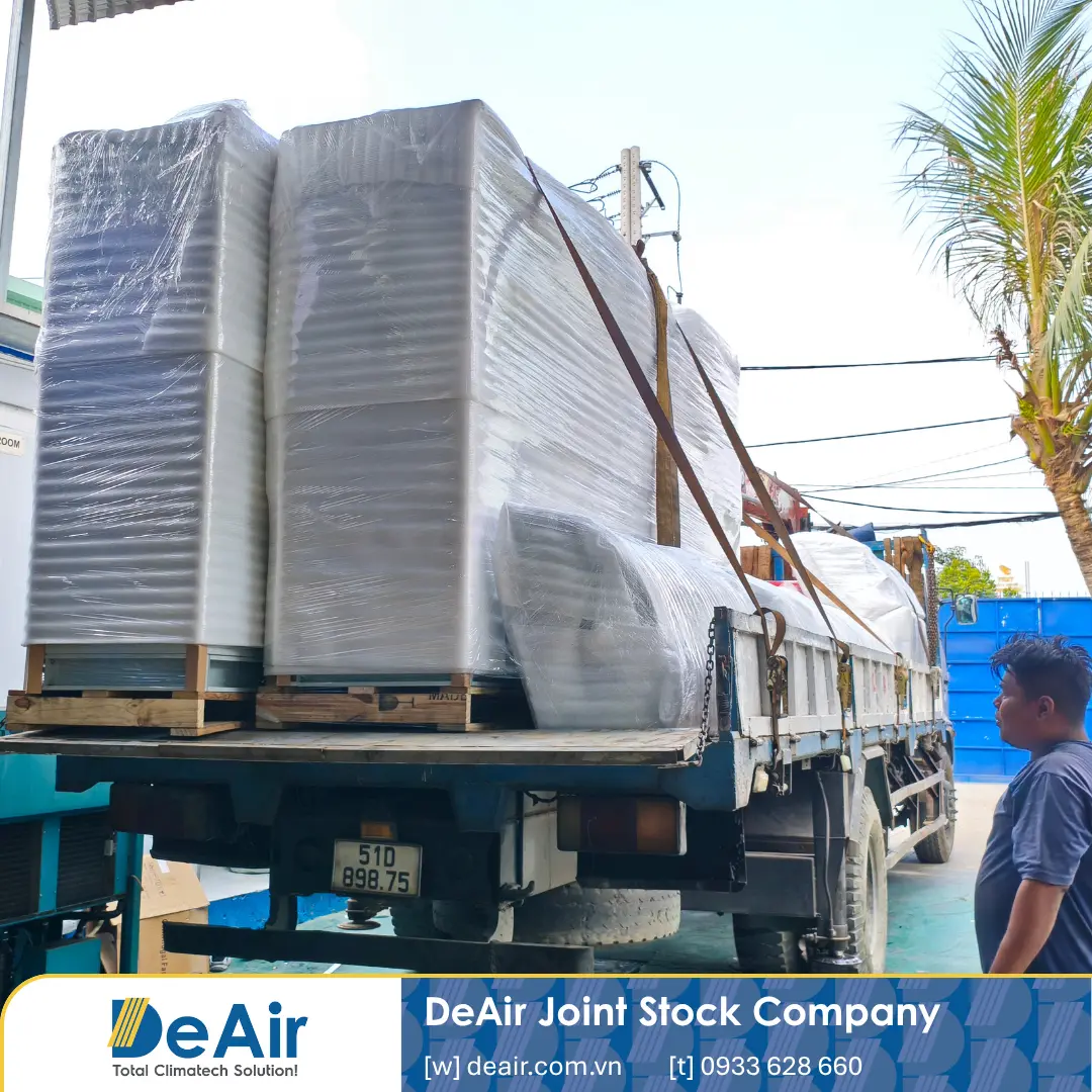 Máy hút ẩm và phụ kiện ống gió được xếp gọn gàng trên xe tải