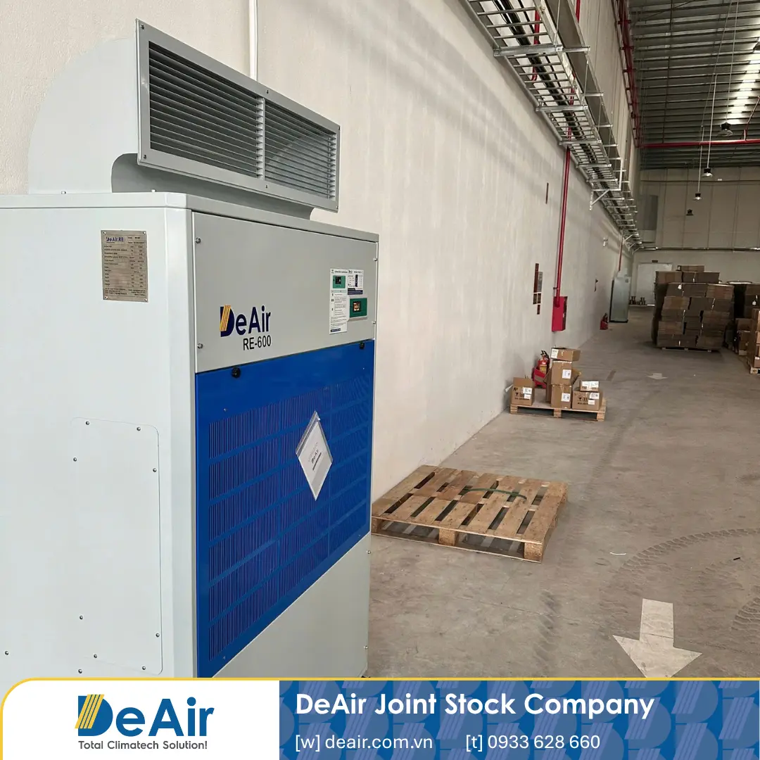 Distributed dehumidifier cluster layout inside logistics racks
