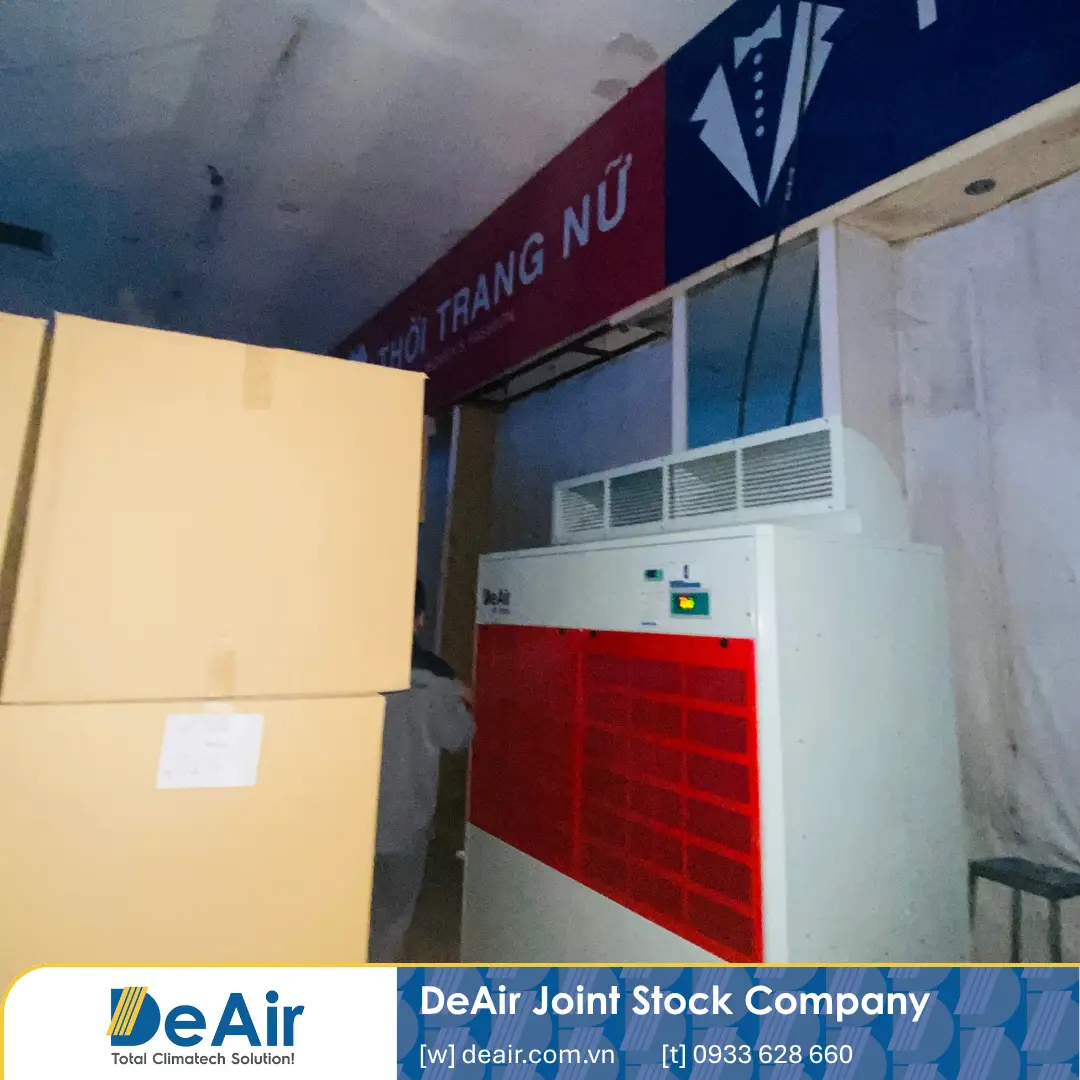 Máy sấy heat-pump DeAir.RE-1200H được đặt trong kho bảo ôn quần áo và thùng giấy
