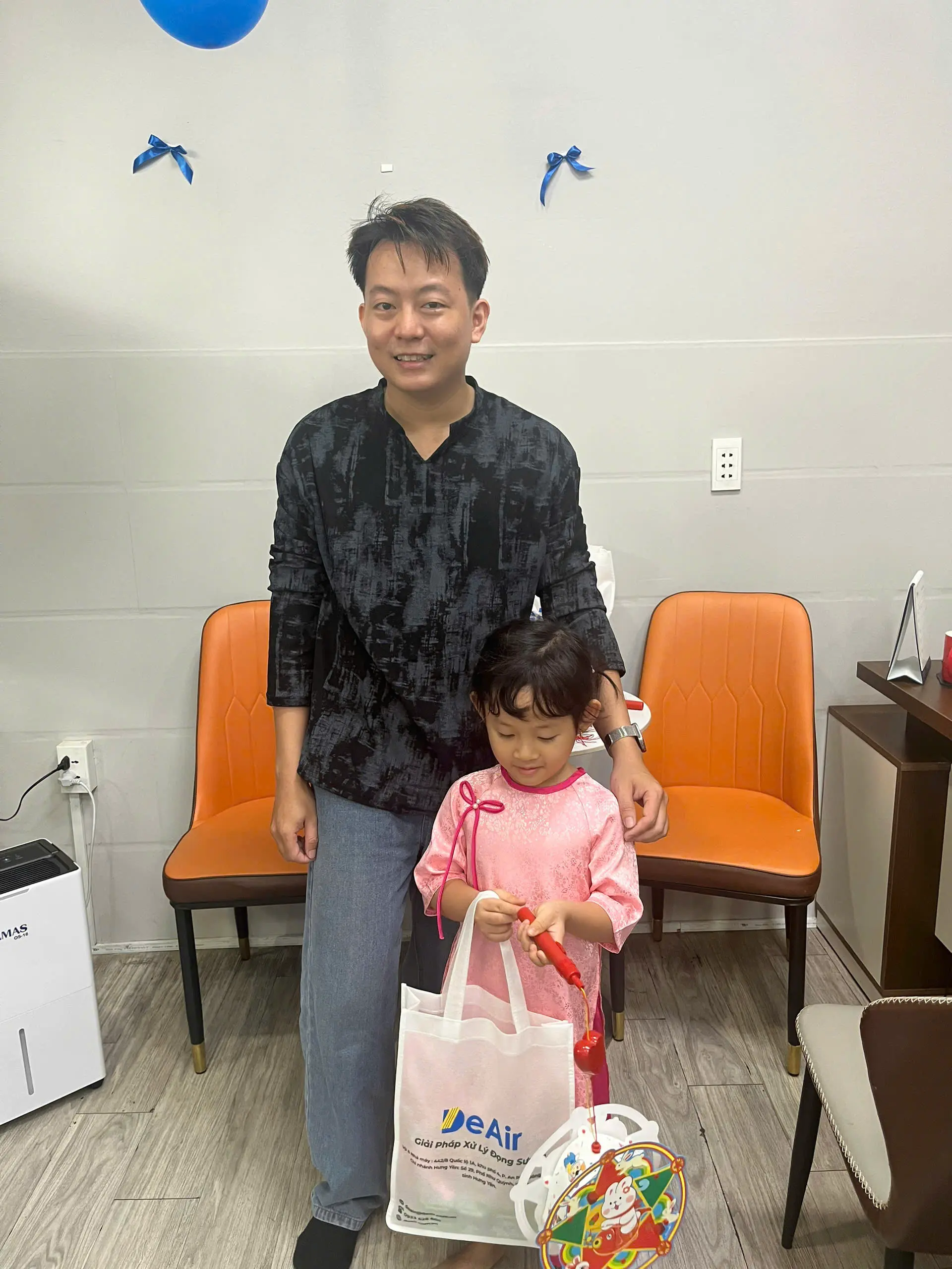 Nhân viên DeAir nhận quà Trung thu cho con em