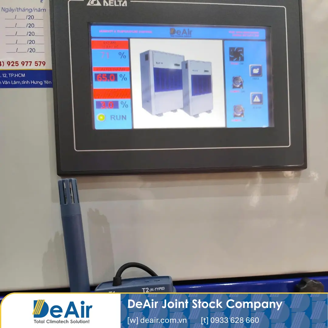 Màn hình điều khiển HMI tích hợp PLC hiển thị thông số máy hút ẩm công nghiệp