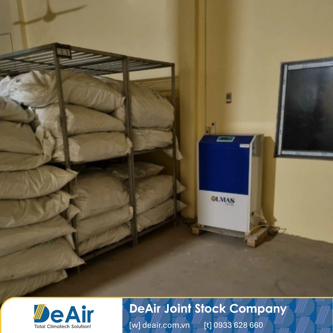 Food storage dehumidifier