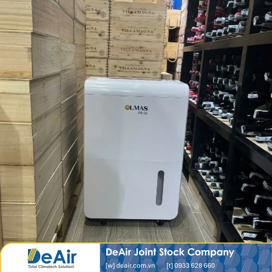 Wine preservation with a dehumidifier