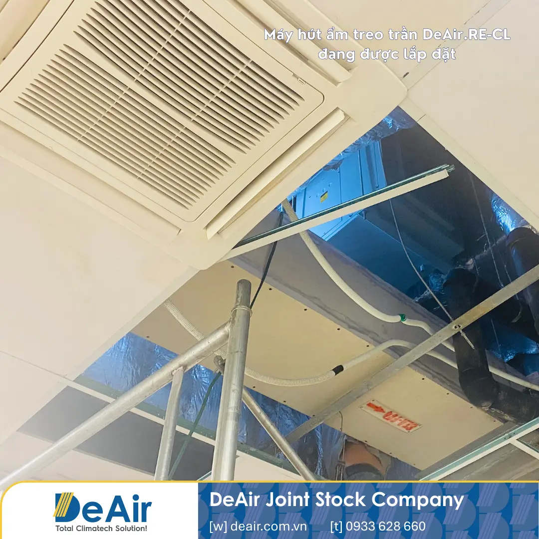 Kỹ thuật viên DeAir đang treo máy hút ẩm công nghiệp lên trần bê tông bằng hệ thống ty ren chắc chắn