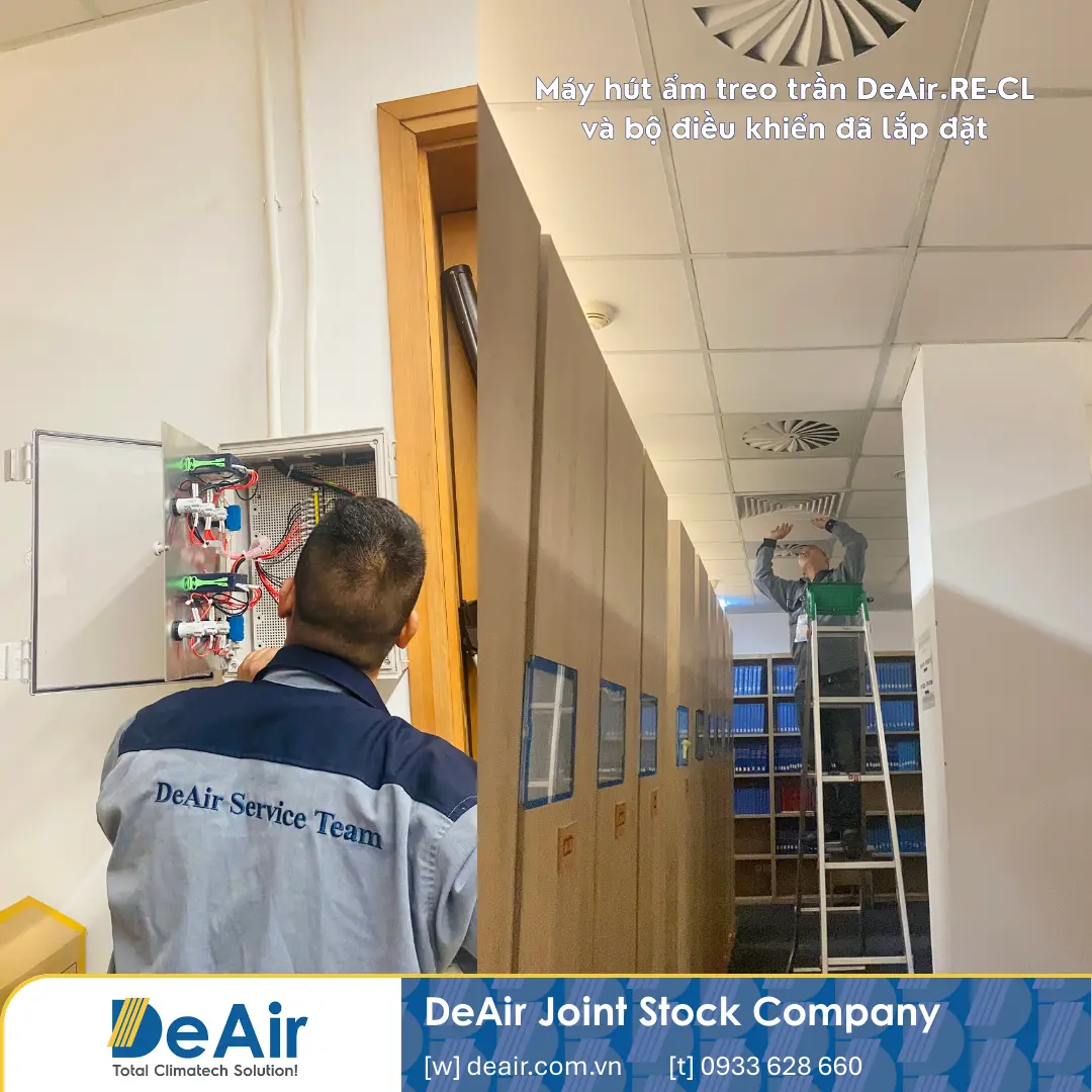 Trần thạch cao đã được đóng lại hoàn thiện, kỹ thuật viên đang cài đặt thông số trên bảng điều khiển gắn tường