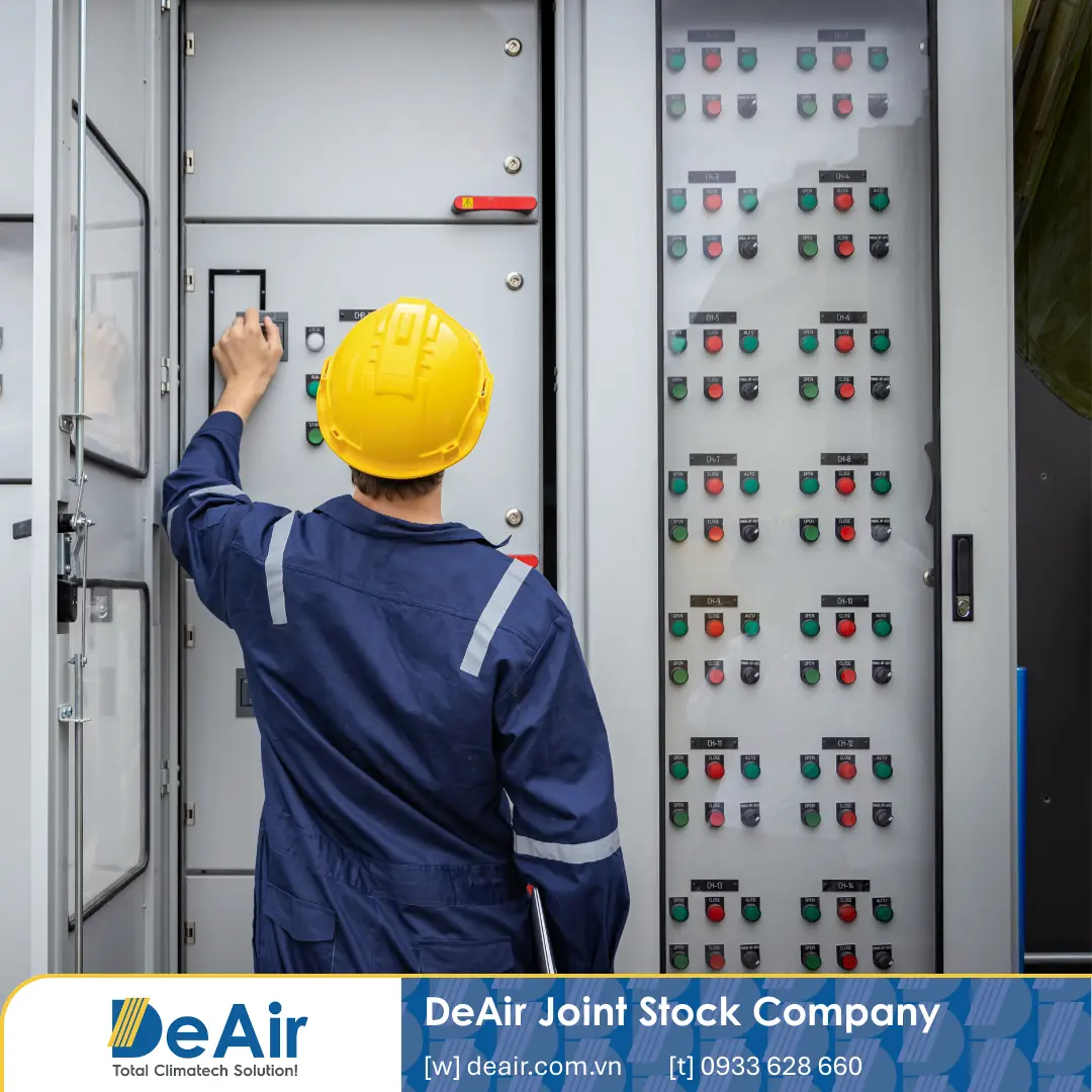 Kỹ sư DeAir đang lập trình và kiểm tra tủ điện điều khiển PLC tự động hóa