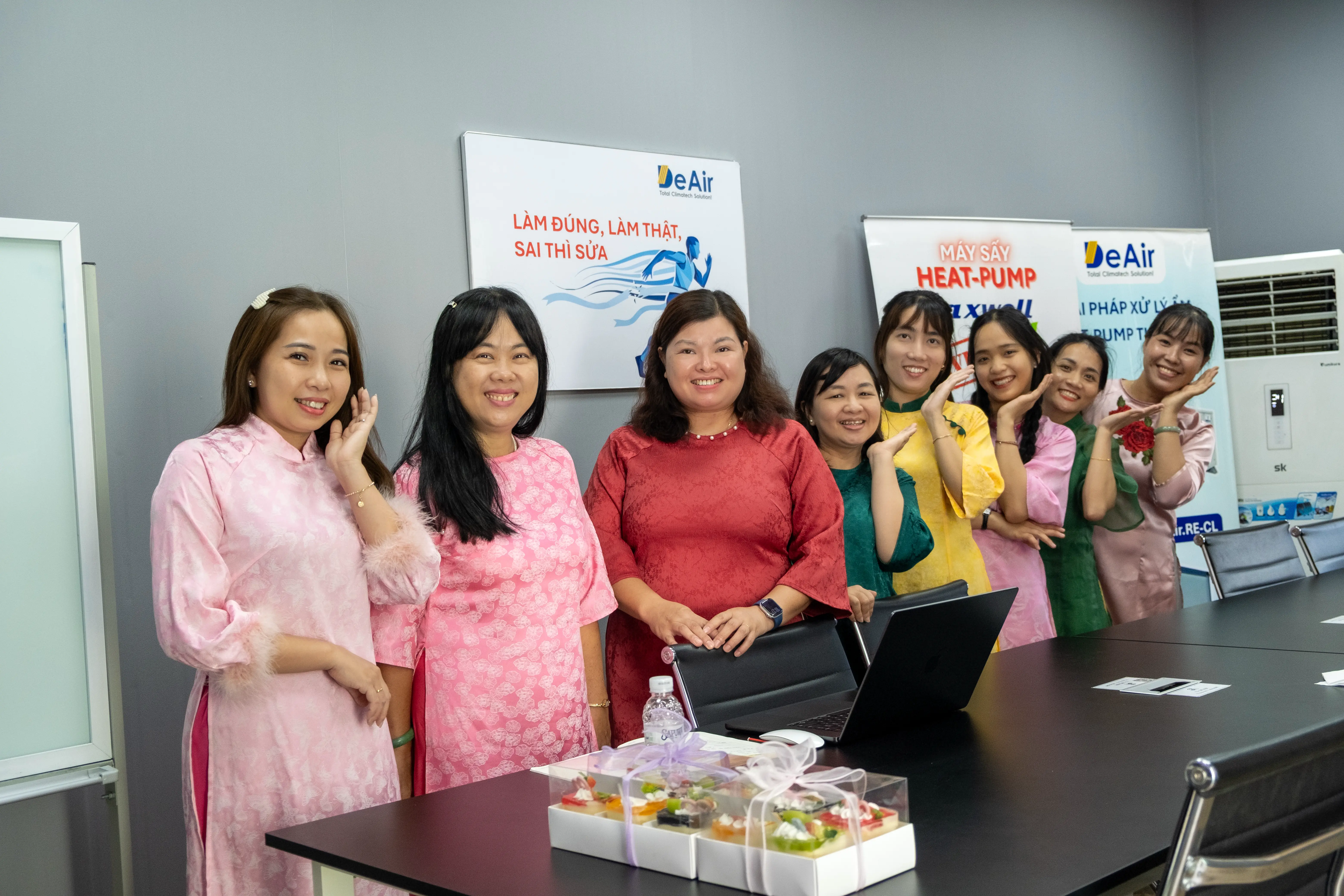 DeAir female staff in Ao Dai taking a commemorative photo for 20-10
