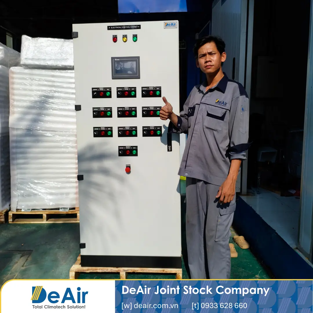 Hình ảnh bên ngoài tủ điện điều khiển phòng sấy hơi nước Z21 do DeAir sản xuất